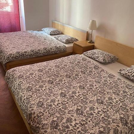 Large 3 Bedroom Family Apartment With Balcony Прага Экстерьер фото
